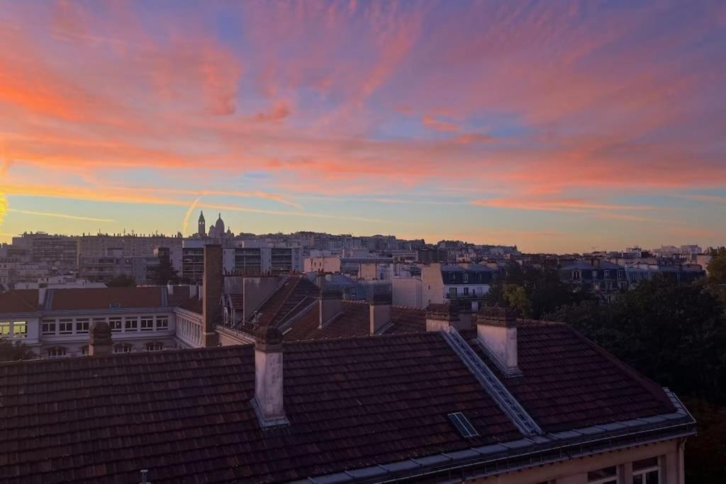 Balcony With View Of Montmartre Parijs
