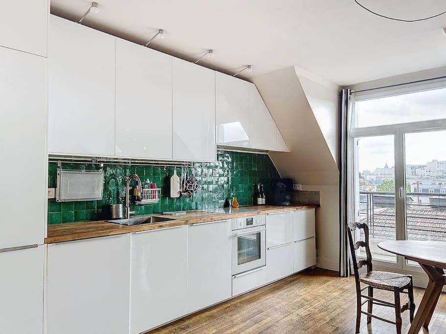 Appartement Balcony With View Of Montmartre